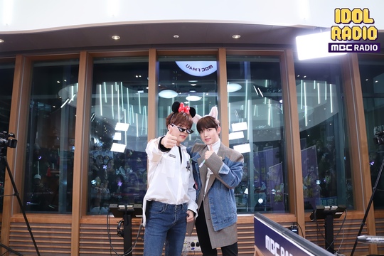 Singer Kim Jae-hwan boasted a breathtaking breath with Idol Radio Special DJ Jeong Se-woon.Kim Jae-hwan was cheered by fans on MBC standard FM Idol radio broadcast on December 18, saying, Idol who wants to do a duet is Jeong Se-woon.Jeong Se-woon also attended the 2019 Kim Jae-hwan solo concert exhibition; held on the 14th-15th as a guest.In addition, Kim Jae-hwan, Park Ji-hoon, Ha Sung-woon, and Yoon Do Hyun, who were group Wanna One, were named on the guest list.Kim Jae-hwan said, Before my debut, I had a song Battle with Yoon Do Hyun in a program.I sang In front of the Autumn Post Office and I have a memory of winning (the senior). I had a chance to sing the song again with my senior at the big concert hall and I almost cried when I joined.I also became more familiar with shooting the travel program together. Kim Jae-hwan also had time to introduce the new album, which he participated in the entire song.Kim Jae-hwan explained the title song I need time as a song that depicts a picture of a person who does not know what to do in regret and longing.Kim Jae-hwan taught the point choreographer Time and Space Dance to Jin Se-woon and revealed the aspect of the dancer.When the song Sister (NUNA) was released, Kim Jae-hwan said, There is no song that follows Lee Seung-gis My Girl and Shinys My sister is too pretty.(The song) is Kim Jae-hwans sister. I would like to ask all of you to pay attention to the singers all over the country.Kim Jae-hwan also said, I call the sister in three letters, and showed the charm of noon to stir listeners.Kim Jae-hwan said, I have never been so charming to Haru since I was born, but he challenged all of his Nako Hae Song, Yum Yom Song and Kim Jae-hwan said, I have been working for a long time, but it took three days to record. I recorded two songs in Haru.The release plan is a secret, he added, amplifying fans expectations.Kim Jae-hwan, who went to the Idol Radio resale patent corner medley dance, said After Party, Sister (NUNA), Feat.Park Woo-jin Of AB6IX) performed the performance of the MOMENT album, which showed the colorful charm of Mark Ronsons Uptown Funk (Feat).Bruno Mars) also reproduced once again and showed off the aspect of dancing machine.Kim Jae-hwan, who recently appeared in Sugar Man 3 and won the championship with a new arrangement of Yang Jun-ils Rebecca, said, I thought I would like to win.But the other team (Hopipola) was so good, he said, revealing the behind-the-scenes, The stage I prepared in two days because I did not have enough time.Finally, Kim Jae-hwan told fans, I am always so grateful and happy to have you, and I hope you will be proud to see me working hard and growing.I will continue to try to be a proud singer who can boast anywhere, so please support me together. Park Su-in