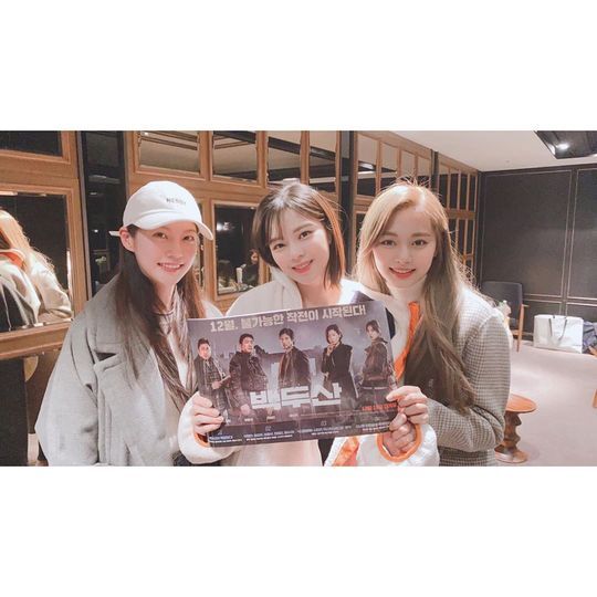 Group TWICE members Tsuwi, Jingyeon, and Jeongyeons sister actor Gong Seung Yeon watched the movie Paektu Mountain.TWICE Official Instagram posted a photo on December 19 with an article entitled I am going to have fun.The photo shows Jingyeon, Tsuwi and Gong Seung-yeon with posters for the Paektu Mountain movie; the three smile brightly at the camera.The three shining beauty catches the eye.The fans who responded to the photos responded such as It is so cute, I should go to see Paektu Mountain and Pretty Three.delay stock