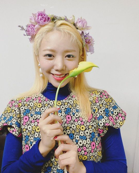 Group Apink member Kim Nam-joo boasted a clean look.Kim Nam-joo posted a picture on December 19 with an article entitled Ill give you flowers on his instagram.The picture shows Kim Nam-joo with flowers. Kim Nam-joo wears a flower tube and adds a pure charm.Kim Nam-joos blemishes-free white-oak skin and distinctive features catch the eye.delay stock