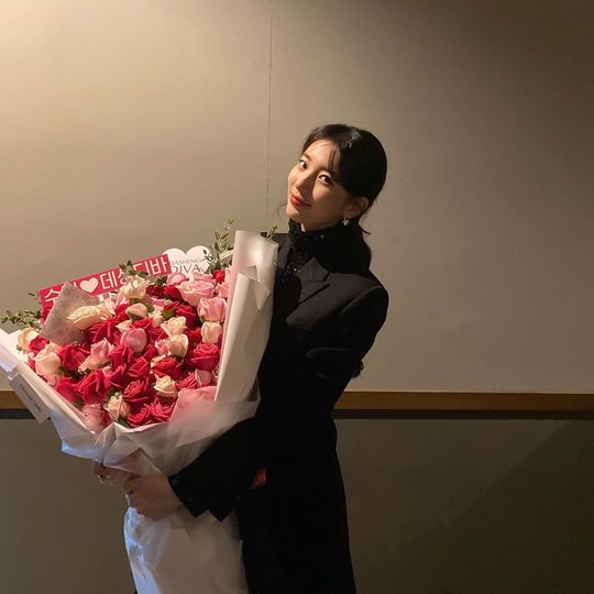 Singer and Actor Bae Suzy celebrated the release of the film Paektu Mountain.Bae Suzy posted a picture on his Instagram on December 19 with an article entitled Paektu Mountain Today and Open! Inside the picture was a picture of Bae Suzy with a huge bouquet of flowers, who smiles at the camera.Bae Suzys dissipating small face size and a distinctive features that fill his face catch his eye.The fans who responded to the photos responded such as I love you, I am pretty, I am going to the movie Paektu Mountain .delay stock