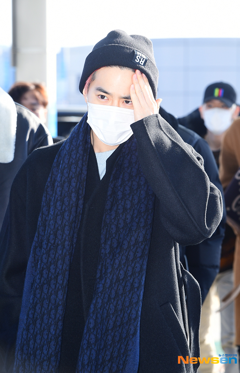 EXO departed for Japan on December 19th with an airport fashion through the Incheon International Airport in Unseo-dong, Jung-gu, Incheon.EXO Suho is heading to the departure hall on the day.Jang Gyeong-ho