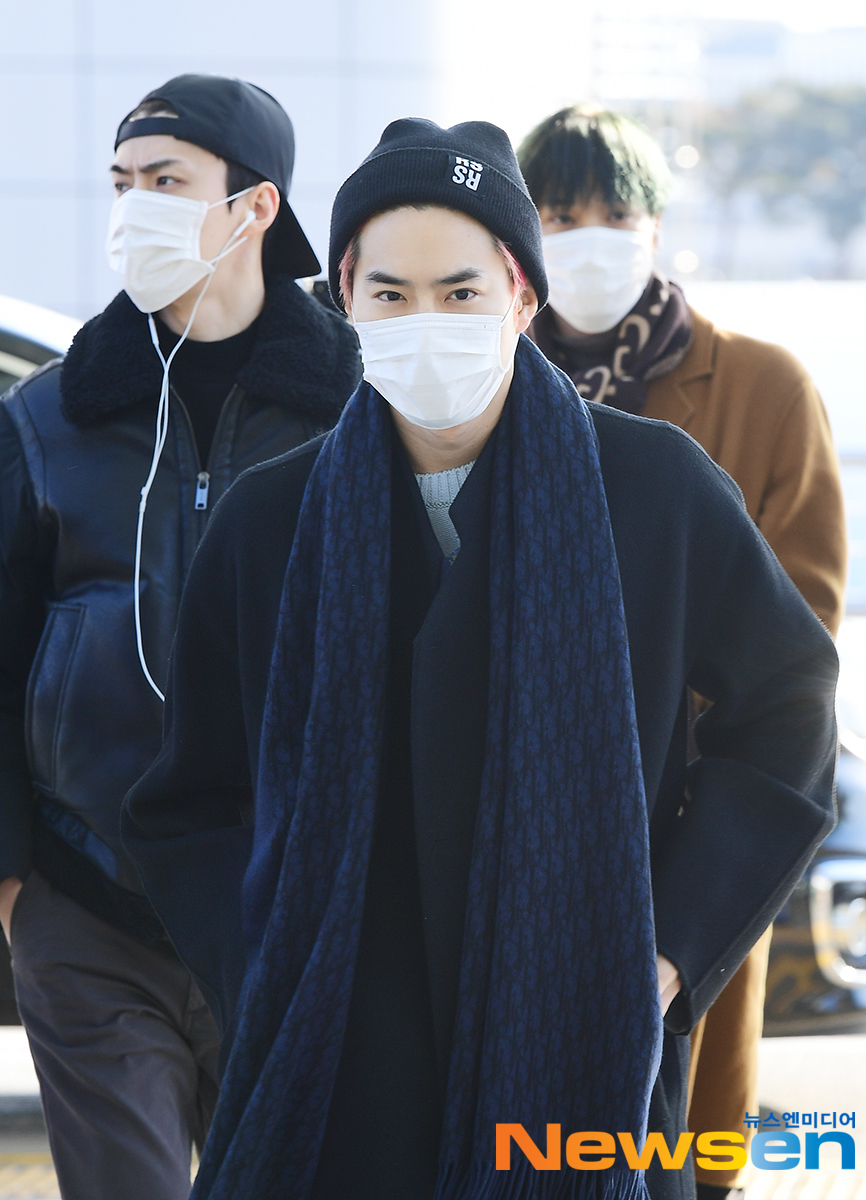 EXO departed for Japan on December 19th with an airport fashion through the Incheon International Airport in Unseo-dong, Jung-gu, Incheon.EXO Suho is heading to the departure hall on the day.Jang Gyeong-ho