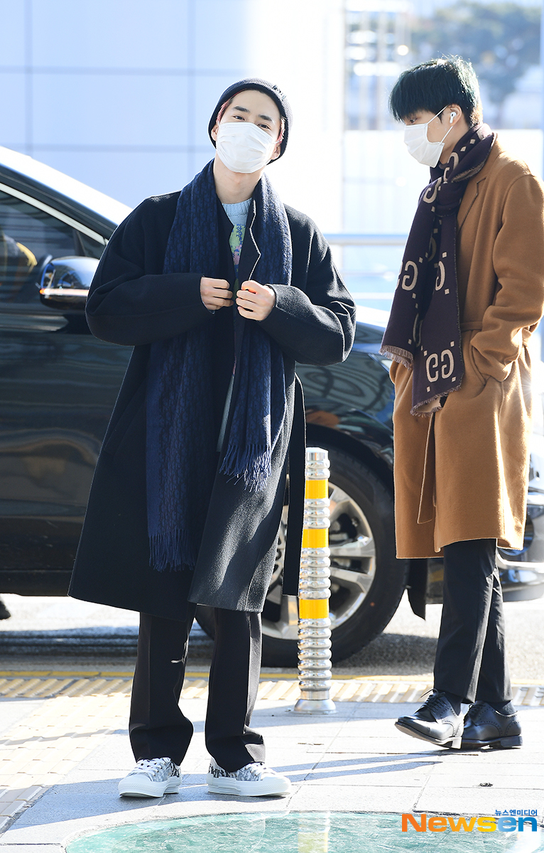 EXO departed for Japan on December 19th with an airport fashion through the Incheon International Airport in Unseo-dong, Jung-gu, Incheon.EXO Suho is heading to the departure hall on the day.Jang Gyeong-ho