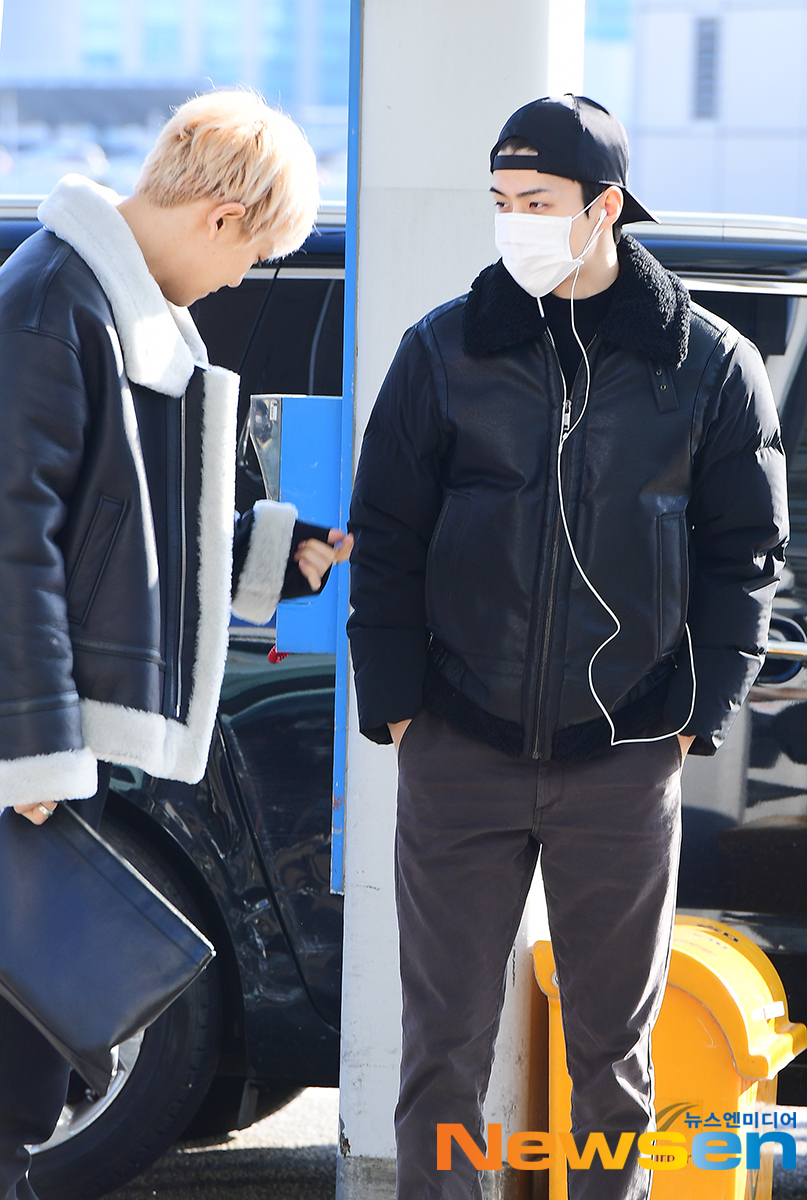 EXO departed for Japan on December 19th with an airport fashion through the Incheon International Airport in Unseo-dong, Jung-gu, Incheon.EXO Sehun Chanyeol is heading to the departure hall on the day.Jang Gyeong-ho