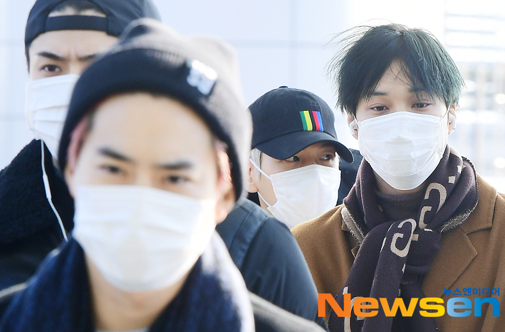 EXO departed for Japan on December 19th with an airport fashion through the Incheon International Airport in Unseo-dong, Jung-gu, Incheon.EXO Baekhyun is heading to the departure hall on the day.Jang Gyeong-ho