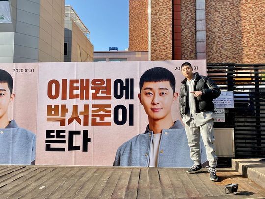<p>Actor Park Seo-joon this JTBCs new Morning drama, Itaewon Club Festivalto promote said.</p><p>Park Seo-joon is a 12 19, his Instagram is floatedis a post with pictures showing.</p><p>In the picture, his face engraved with the Billboard in front of Park Seo-joons appearance, the fence won. Park Seo-joon is his face, pointing the camera has. Park Seo-joons disappearance seemed to be a small face size and chic aura into it.</p><p>A picture for the fans brother a, a real expectation, how the first broadcast, The such reactions.</p><p>Park Seo-joon, This starring is Itaewon then writingMy Year 1 31 afternoon 10: 50 minutes first broadcast</p>