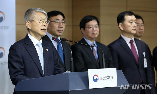 [서울=뉴시스] 고범준 기자 = 최기영 과학기술정보통신부 장관이 17일 오후 서울 종로구 정부서울청사 브리핑룸에서 인공지능(AI) 국가전략에 대해 발표하고 있다. 2019.12.17. bjko@newsis.com