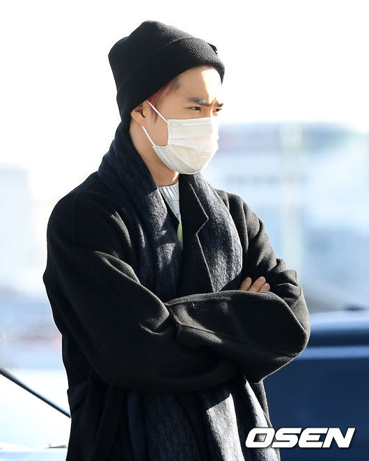 Group EXO left the country via ICN airport for an overseas schedule on Wednesday afternoon.Group EXO Suho is moving to the departure hall.