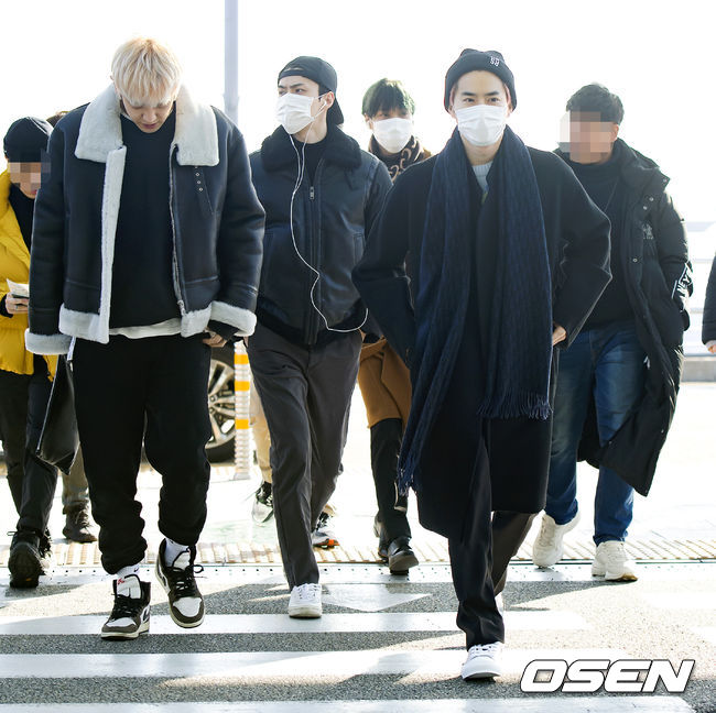 Group EXO left the country via ICN airport for an overseas schedule on Wednesday afternoon.Group EXO is moving to the departure hall.