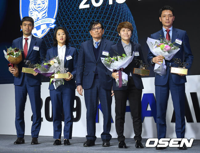 2910 KFA Awards were held at the Westin Chosun Hotel in Jung-gu, Seoul on the afternoon of the 19th.Kim Woo Sung, Kim Yoo-jung, Kim Hye-rim and Yoon Kwang-yeol, who have won the award of the year, have photo time.