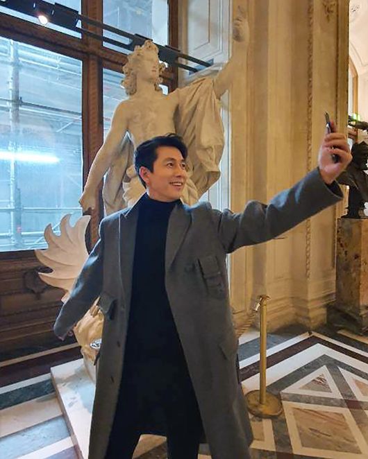 Actor Jung Woo-sung flaunted his sculptural lookJung Woo-sung agency The Artist Company said on the official Instagram on the 19th, Will you walk with Europe with Jung Woo-sung Actor?I want to go slowly. # Walk with me. # Please let me know. Jung Woo-sung in the public photo is taking a self-portrait with the same pose next to a sculpture.Jung Woo-sung, who has an innocent smile, boasts a clearer look than a sculpture. His visuals of all time are admirable.Jung Woo-sung will appear in the movie The Animals Want to Hold the Spray which will be released next February.The Artist Company Official Instagram