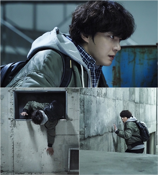Psychopath Diary Diary Diary Yoon Shi-yoon plans Murder for Han Soo-hyun, who has blackmail - Cinémix Par Chloé.However, unlike his spooky mind, his appearance full of excitement makes him laugh.TVN Wednesday-Thursday evening drama Psychopath Diary Diary Diary released the SteelSeries of Detective Murderma Yoon Shi-yoon (Kwon Dong-sik) who was in the ruse of real Murderma Park Sung-hoon (Seo In-woo) ahead of the 10th broadcast on the 19th, causing laughter I do.In the last broadcast, Yoon Shi-yoon sealed the blood diary saying that he would cut Murder.Meanwhile, Park Sung-hoon, when his subordinate Han Soo-hyun (Park Moo-seok) announced that he would reveal his identity if he did not raise 1 billion won, used him to reverse the Yoon Shi-yoon to start blackmail - Cinémix Par Chloé.In particular, Yoon Shi-yoon, who was in panic at the end of the ninth, and Park Sung-hoon, who laughed viciously, were contrasted and wondered about future development.Among them, Yoon Shi-yoon in SteelSeries steals his eyes with a flash of cold eyes, and his firm expression in anger makes him feel determined and raises tension.And soon, in a warehouse where a cold aura is overtaken, the Mole Song: Yoon Shi-yoon trying to undercover Agent Reiji is captured and sweats in his hand.But spleen was just the wind.The Mole Song: Trying Undercover Agent Reiji through the vents, and scrambling, the huff from the look of Yoon Shi-yoon, who is carefully walking on the wall of Sara to be caught by someone, makes me laugh.This is the appearance of Yoon Shi-yoon who decided to kill Han Soo-hyun who had been blackmail - Cinémix Par Chloé.Yoon Shi-yoon is going to go into the tiger cave he dug up without knowing that Park Sung-hoon is a planned trap.From the preparation stage, I wonder what the plan of Yoon Shi-yoon will be, and his future will be raised.TVN Wednesday-Thursday evening drama Psychopath Diary Diary Diary is a story that happens when you see a diary recorded by the Murder process that you lost your memory in an accident while you were running away from the Murder incident.It airs 10 episodes at 9:30 p.m. on Wednesday. / Photo = tvN