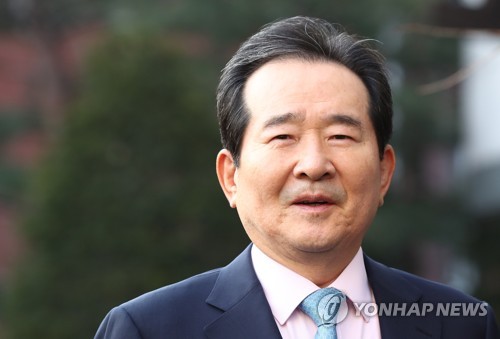 취재진 질문에 답하는 정세균 총리 후보자 (서울=연합뉴스) 김도훈 기자 = 정세균 국무총리 후보자가 지난 18일 오전 청문회 준비 사무실이 있는 서울 종로구 금융감독원 연수원으로 출근하며 취재진 질문에 답하고 있다.  superdoo82@yna.co.kr