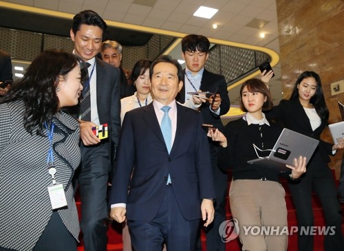 취재진 질문받는 정세균 (서울=연합뉴스) 진성철 기자 = 정세균 국무총리 후보자가 지난 18일 국회에서 열린 더불어민주당 의원총회를 마친 후 의총장을 나서며 취재진에게 질문을 받고 있다.  zjin@yna.co.kr