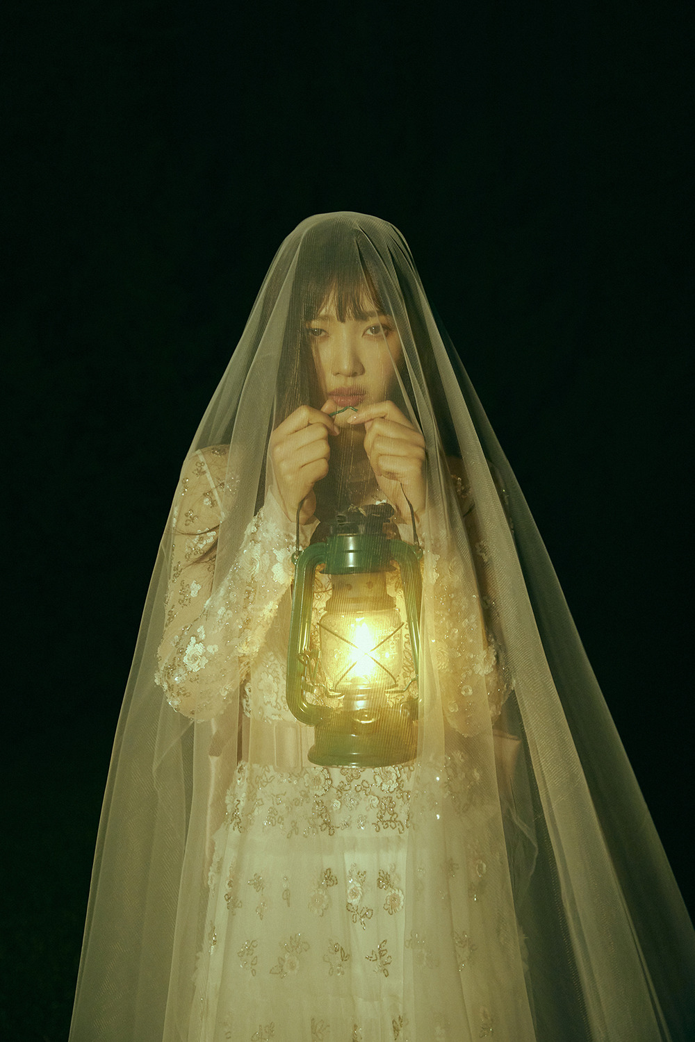 Red Velvet has released its new album Teaser Image sequentially through its official SNS account since the 16th, and finally opened Joes Teaser Image with a fantastic atmosphere and unique visuals.Red Velvets repackaged album The Reve Festival finale will be released on various music sites at 6 pm on the 23rd.The title song is Psycho, featuring a shifting melody line and addictive hooks, with hit makers Yoo Young-jin and Kenzie participating.In addition, the new song In & Out (In & Out) added to this album is by famous production teams Moonshine and Kenzie, Remember Forever is by popular lyricist Isran and rising production team Royal Dive, and special track La Rouge (La Ruse). Rouge has been further enhanced in perfection by various musicians from home and abroad, including the participation of world-renowned composer Andreas Oberg.Meanwhile, Red Velvets mini-photo book Red Velvet Selfie Book # 3 (SELFIE BOOK: RED VELVET #3), which contains photos taken directly during his trip to Switzerland, will be released on January 10, 2020 and will be available from the 20th.