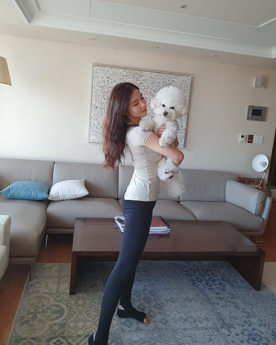 Actor Shin Se-kyung showed off her slender figureShin Se-kyung posted a picture on his Instagram on the 20th with an article entitled Firing the Day to Rest # Love.In the open photo, Shin Se-kyung poses with Pet. Especially in leggings, she shows off her slender body without any fuss.On the other hand, Shin Se-kyung appeared in MBC drama New Entrepreneur Koo Hae-ryong which was Ended in September.