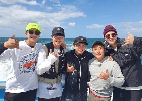 Actor Lee Sang-yoon has released photos taken with Lee Seung-gi, Yook Sungjae, Yang Se-hyeong and Kim Byung-man.On the 19th, Lee Sang-yoon posted several photos on his SNS with the article New Zealand 1.Lee Sang-yoon in the public photo is taking the same pose with Lee Seung-gi, Yook Sungjae, Yang Se-hyeong and Kim Byung-man.Five bright Smiles stand out.Meanwhile, Lee Sang-yoon is currently appearing on SBS entertainment All The Butlers and drama VIP.All The Butlers is broadcast every Sunday at 6:25 pm.