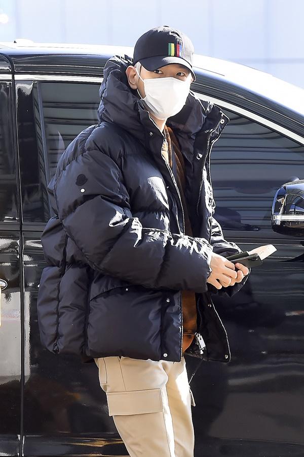 Baekhyun added a black short padding that warmed the neck to a taidai man-to-man and beige pants to complete the swag-filled winter daily look.