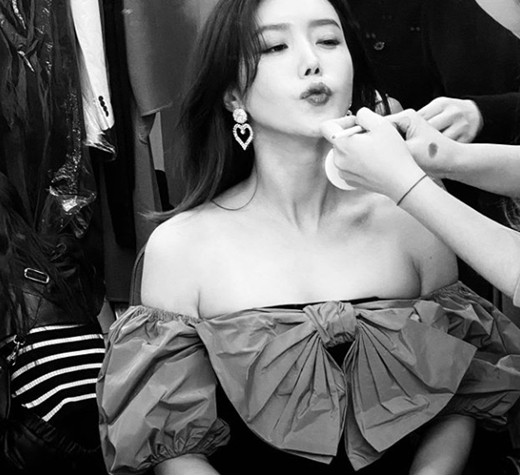 Actor Chae Jung-an showed off a full-length look with elegance.Chae Jung-an posted a picture on his Instagram on the 19th, Like in a black & white movie # Jeongan look.In the photo, Chae Jung-an is gorgeously dressed in a tube top dress with large ribbon detailing; under makeup, he stretched out his lips and emanated a lovely charm.On the other hand, Chae Jung-an appeared in JTBC entertainment Real Life - Respectful Life, a comprehensive channel that ended in August.