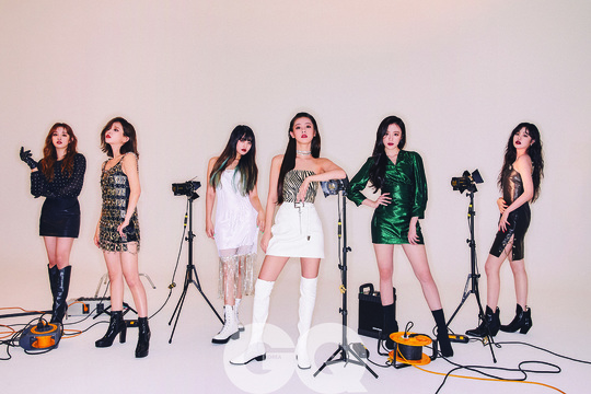 Woman) I-DLEs pictorials and interviews have been released.From Ratata produced by leader So-yeon to LION, those who are showing signs of death have emanated their personality with a chic and free concept like rock stars.In the following interview, So-yeon, the teams producer and leader, said, I like the competition, saying, I like the nickname Monster  (Survival-born Monster).When you have a goal, you burn because you want to do it best. He said, In the Queendom, each member of the team made a point of outstanding performance.We wanted to show that all of us are like this.I share the concept with the visual team and the choreography team from the stage of writing the song, he said, laughing at the presentation, and now I think Im an employee here.pear hyo-ju