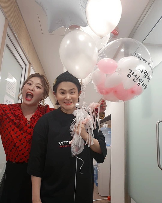 Sim Jin-hwa celebrates Kim Shin-Youngs birthdayGag Woman Sim Jin-hwa wrote on her Instagram on December 20: Our Young... Happy B-day. Thank you for being born.We posted a picture with the article We are here.The photo shows Sim Jin-hwa celebrating Kim Shin-Youngs birthday; the warm-hearted figure of the two best friends smiles.kim myeong-mi