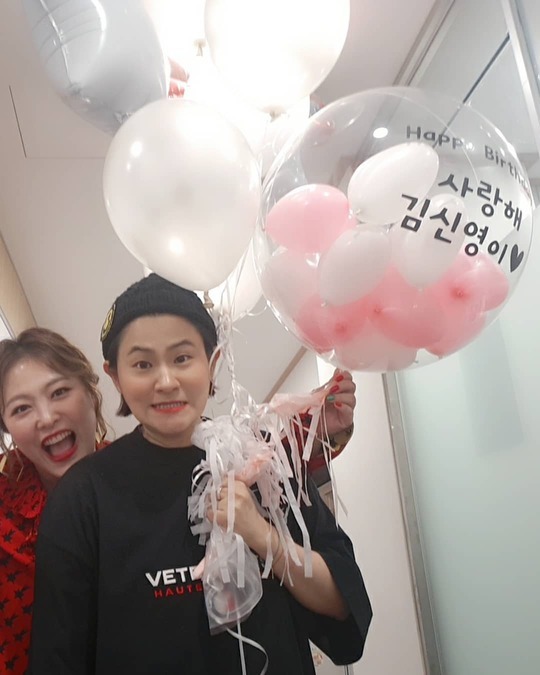 Sim Jin-hwa celebrates Kim Shin-Youngs birthdayGag Woman Sim Jin-hwa wrote on her Instagram on December 20: Our Young... Happy B-day. Thank you for being born.We posted a picture with the article We are here.The photo shows Sim Jin-hwa celebrating Kim Shin-Youngs birthday; the warm-hearted figure of the two best friends smiles.kim myeong-mi