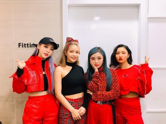 Girl group MAMAMOO has revealed its energy-filled daily life.On December 20, MAMAMOOs official Instagram page said, Music Bank, which is starring Mammu on KBS2, is on air. Are all the mumus using their own?I look at HOT with RED Mammu and draw and draw a picture with the stage of HIP. In the public photos, MAMAMOO poses in front of the camera wearing a uniform costume with black & RED for the upcoming Christmas.The four members attracted attention with their slender body line and watery beauty.The netizens who watched the post responded such as Hot sisters, Thank you and Christmas feeling right.Lee Ha-na