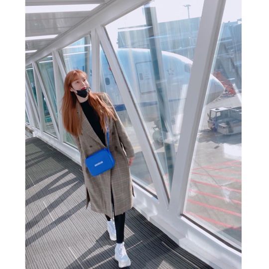 Group AOA member Yuna reported on the latest situation.Yuna posted a picture on December 20 with an article entitled Ill come on his instagram.In the photo, Yuna is going to ride Planes. Yuna is showing off her full face.Yunas look, which has a lovely charm despite her comfortable attire, snipers fans hearts.Park So-hee