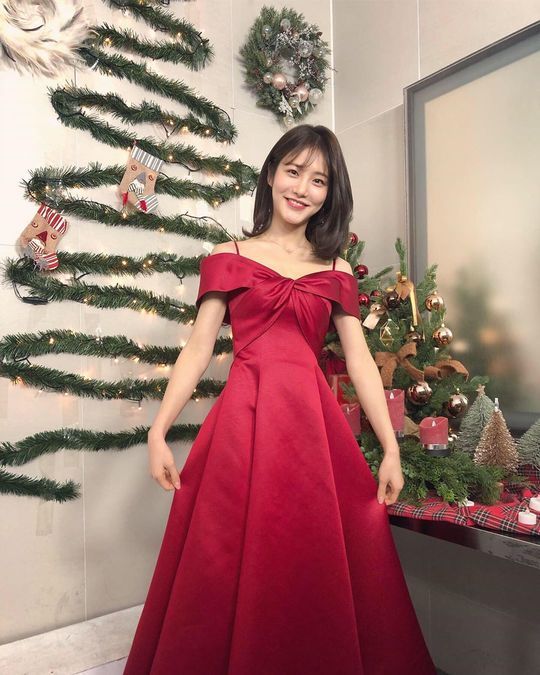 Shin Ye-eun was seen with a lovely appearance.Actor Shin Ye-eun posted a picture on his instagram on December 20 with an article entitled Last # Music Bank in 2019.The photo shows Shin Ye-eun posing in a red dress. A cute smile and a lovely atmosphere catch the eye.kim myeong-mi