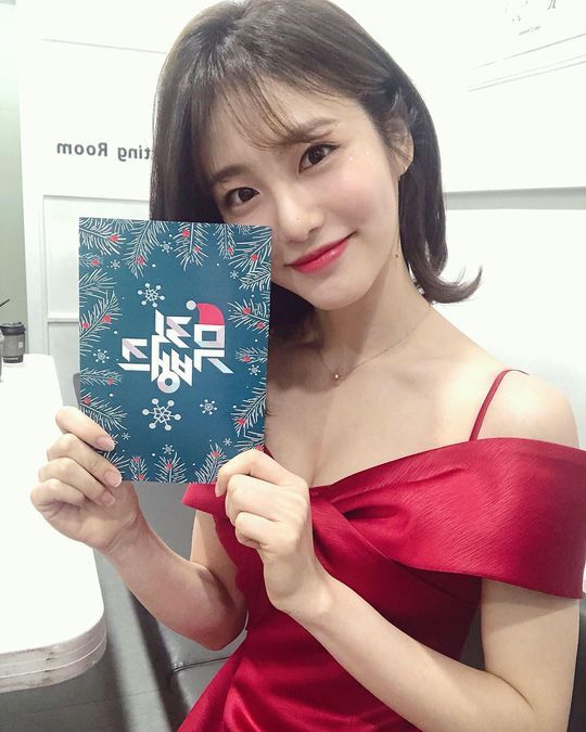 Shin Ye-eun was seen with a lovely appearance.Actor Shin Ye-eun posted a picture on his instagram on December 20 with an article entitled Last # Music Bank in 2019.The photo shows Shin Ye-eun posing in a red dress. A cute smile and a lovely atmosphere catch the eye.kim myeong-mi