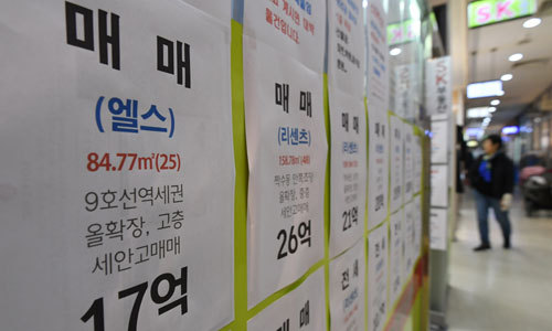 정부가 지난 16일 초고강도 부동산 대책을 전격 발표한 이후 부동산 시장이 급격히 얼어붙은 가운데 19일 서울 송파구 잠실새내역 인근 상가의 부동산중개업소에 매물들이 게시돼 있다. 남정탁 기자
