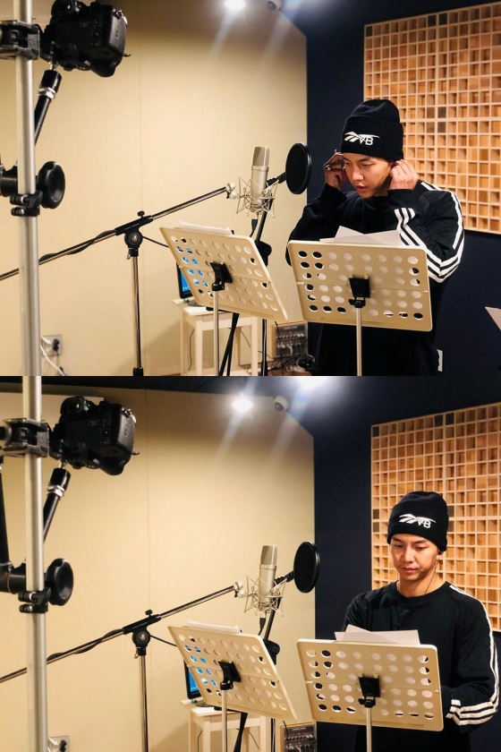 Singer and Actor Lee Seung-gi-gi-gi announced his entertainment program.On the 19th, Lee Seung-gi-gi Gi posted two photos on his instagram with an article entitled For a long time # Together # Netflix #comingsoon.In the photo, Lee is standing in front of the microphone in the recording studio, wearing a black beanie and a top and making a serious look.The netizens commented, Its been a long time, Wow ~ ~ ~ I also listen to a steamy voice, and Ill marry you ~ ~ ~ ~.Meanwhile, Lee will appear on Netflix entertainment program Together with Taiwanese Actor Ryu I-ho.