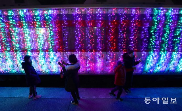 21일 서울 노원구 화랑대역 철도공원에 불빛 정원이 개장됐다. 관람객들이 발광 다이오드로 꾸며진 기차를 살펴보고 있다.