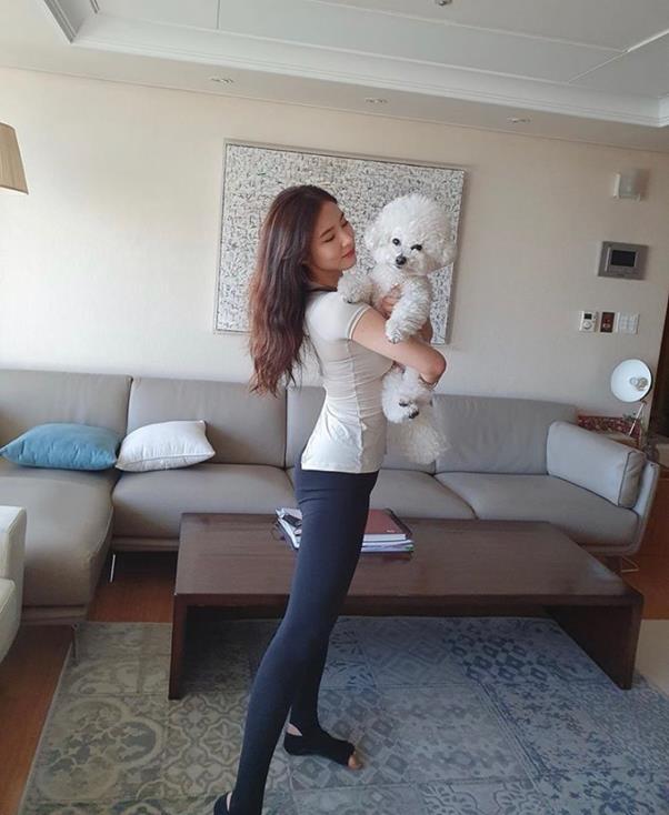 Actor Shin Se-kyung reveals happy holiday with PetShin Se-kyung posted a picture on his SNS on the 20th with an article entitled Firing the day off.In the open photo, Shin Se-kyung is smiling with Pet, and Shin Se-kyungs happy-looking look makes the viewer feel better.His innocent beauty is also outstanding.On the other hand, Shin Se-kyung played the role of Na Hae-ryung in the MBC drama Na Hae-ryung, which ended in September, and met with Cha Eun-woo of Irim.