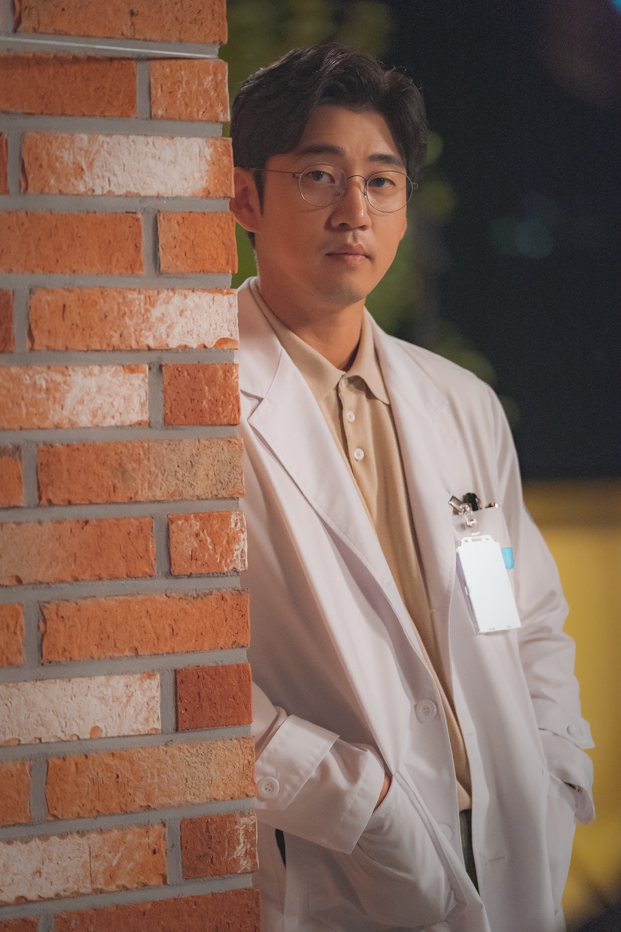 The relationship between Chocolate Yoon Kye-sang and Ha Ji-won is a crucial change.On the 21st, before the 8th episode of JTBCs Lamar Jackson Chocolate (director Lee Hyung-min, playwright Lee Kyung-hee, production Lamar JacksonHouse and JYP Pictures), he caught up with the image of Lee Kang (Yoon Kye-sang), who ran to the Danger, ...While Lee Kang is aware of his attraction to Moon Cha-young, the distance between the two people, which is closer, causes excitement and adds anticipation to romance.In the last broadcast, Lee Kang realized his mind toward Moon Cha-young and predicted a change. Lee Kang tried to ignore him, but found himself caring about Moon Cha-young.I want to avoid it, but I keep worrying and worrying about people, he asked himself, and Lee Gang, who had been chewing on the short encounters with Moon Cha-young for a long time, said, Min Sung.I feel like Im lost again. Moon Cha-young was already in the heart of Lee Gang.Moon Cha-young meets Danger before such a river can awaken Feeling properly. In the public photos, Moon Cha-young, who was distressed in a rare mountain, is unconscious and collapsed.There is an unhinderable worry in the eyes of Lee River, who has run a dark mountain road to find Moon Cha-young.Moon Cha-youngs face, which looks like a miracle, also sees a complex number of Feelings. Lee Gang, who walks along the mountain road with Moon Cha-young without hesitation, and Moon Cha-young, who buried his head on his back.The deep eyes of Lee Gang, who silently watches Moon Cha-young, who shed tears, in the subsequent photos, stimulate his curiosity as he foresaw his change.In the 8th episode, which will be released today (21st), Lee Gang and Moon Cha-young, who have accumulated different Feelings in a mixed relationship, finally begin to meet.Whether Lee Kang can find the answer to the question he asked himself and be honest with his mind, the process of Lee Kang and Moon Cha Young going to each other is drawn in a delicate and delicate way.Changes begin to come to Moon Cha-young, who deepens his mind toward Lee Gang, and Lee Gang, who is aware of his mind.The two people who are slow, but have begun to seep deeper, and the changes that start to face with them will stimulate their excitement.Meanwhile, JTBCs Lamar Jackson Chocolate will air at 10:50 p.m. today (21st).iMBC Kim Hye-young  Photo DeLamar JacksonHouse, JYP Pictures