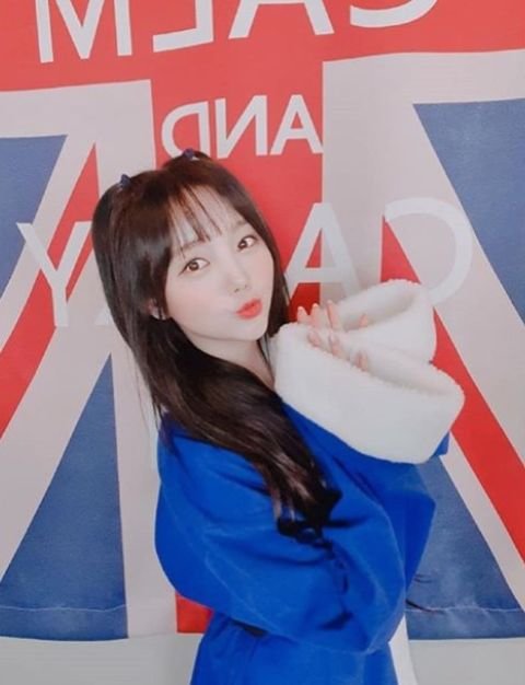 Haru, who was happy thanks to the fans.On the 21st, Lovelyz official SNS said, 19.12.21 Death Before Dishonor performance.Thanks to Lovelyz fandom, it was a happy Death Before Dihonor performance; a happy year-end with Lovelyz.Today, the Lovely Nussus is full of charge .Lovelyz was pleased to hear the news of Death Before Dihonor performance at Youngdeungpo Times Square.Meanwhile, Lovelyz recently appeared in Mnet entertainment Queendom.