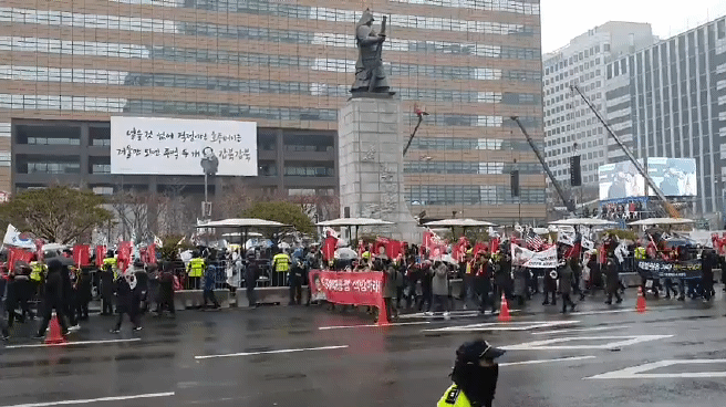 오후 3시 30분 광화문 광장에서 박근혜 석방을 주장하는 시민들이 행진하고 있다. 편광현 기자
