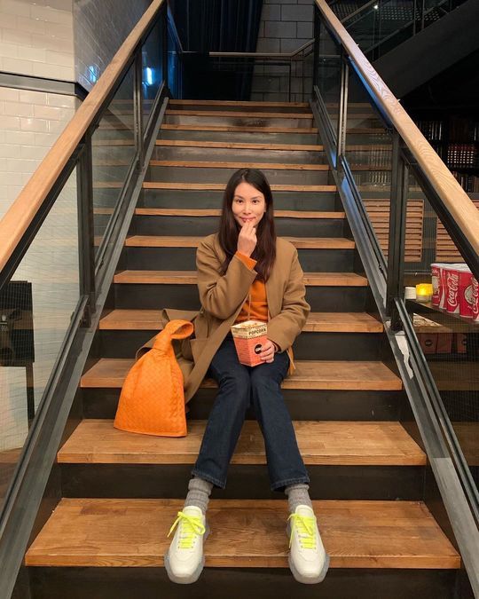 Actor Ko So-young has told me about his leisurely current situation.Ko So-young posted four photos on his Instagram on December 21 with an article entitled MOVIE DAY.In the public photos, there is a picture of Ko So-young, who is laughing at popcorn and laughing.Despite its modest style and makeup, Ko So-youngs appearance, which emits a unique elegant atmosphere, makes viewers admire.Park So-hee