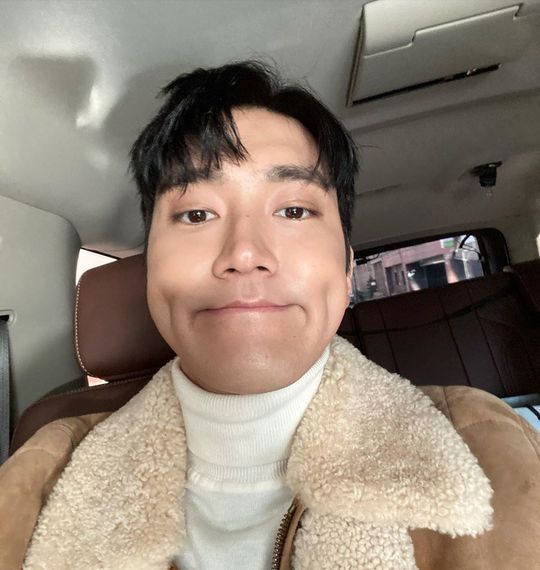 Group Super Junior member Choi Siwon has unveiled a cute selfie.Choi Siwon posted a picture on his Instagram account on December 21, with the caption: Its a big deal; the results of the year-end commitments are Bolo. Still 10 days away.In the photo, Choi Siwon boasts a plump cheek and looks at the camera with a playful look.Choi Siwons sculpture visuals and warm styles that ignore angles make female fans thrill.Park So-hee