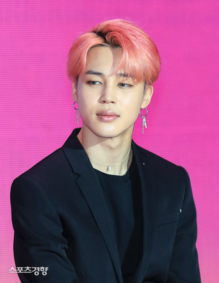 Group BTS Jimin won the Big Data in December for the Boy Group Personal Brand Reputation.According to the RAND Corporation on the 21st, the BTS Jimin brand, which ranked first, was analyzed as JiSooo 10644059, with participation JiSooo 12143,317 Media JiSooo 2561019 Communication JiSooo 3.70197 CommunityJiSooo 3.166726.Compared with the brand reputation JiSoo 986,1176 in November 2019, it rose 7.94%.BTS Jimin brand, which ranked first in the boy groups personal brand reputation, showed high Friendly, Happy, Like in the link analysis, and Fan Meeting, Twitter, Amy was highly analyzed in the keyword analysis.The positive ratio was 83.50% in the positive ratio analysis. When we analyzed the individual brand category of the Boy Group, it increased 5.84% compared to the 133,376,898 of the Boy Group personal brand reputation Big Data last month.According to the detailed analysis, brand consumption rose 84.49%, brand issues fell 10.47%, brand communication rose 16.98%, and brand spread fell 8.01%. The second place is BIGBANG G-Dragon.The brand was analyzed as JiSooo 7,455,665, with participation JiSooo 1,262,240 Media JiSooo 1,908,837 Communication JiSooo 2,144,319 CommunityJiSooo 2,142,269.Compared with last months brand reputation JiSooo 8,744,418, it fell 14.74%.The third place was the BTS Buro brand, which was ranked as JiSooo 1068,421 Media JiSooo 2,406,601 Communication JiSooo 2,481,074 CommunityJiSooo 1,342,186, and the brand reputation JiSooo 7,298,281.Compared with last months brand reputation JiSooo 6,339,900, it rose 15.12 percent.The fourth place is BTS Jungkook.Participating JiSooo 762,320 Media JiSooo 2.45 million 1761 Communication JiSooo 208,7987 Community JiSooo 1.9 million 1917, and brand reputation JiSooo 7,203,985 was analyzed.Compared with last months brand reputation JiSooo 684,854 it rose 5.23 percent.The fifth place is also BTS gin.Participating JiSooo 724,087 Media JiSooo 2.20 million 7022 Communication JiSooo 194,4721 CommunityJiSooo 1317,897, and brand reputation JiSooo 619,3727 was analyzed.Compared with last months brand reputation JiSooo 4.6 million 5498, it rose 34.49%.In December, the 30th place in the Boy Groups personal brand reputation was BTS Jimin, BIGBANG G-Dragon, BTS Buy, BTS Jungkook, BTS Jin, BTS Sugar, EXO Siu Min, BTS RM, BTS Jay Hop, EXO Baek Hyun, Astro Cha Eun Woo, EXO Kai, EXO Chan Yeol, O Suho, EXO Chen, EXO Sehun, Super Junior Hee Chul, SF9 Rown, FT Island Choi Jong Hoon, CIX Bae Jin Young, New East Hwang Min Hyun, Winner Song Min Ho, Astro Raki, Block Bi Pio, Wanna One Ha Sung Un, God Se7en Camp, Astro Jinjin, Super Junior Yoon San-ha was analyzed in order.RAND Corporation is measuring and presenting brand reputation through Big Data reputation analysis of domestic brands.The December analysis of the Boy Groups personal brand reputation was conducted through the brand Big Data analysis from November 19, 2019 to December 20, 2019.
