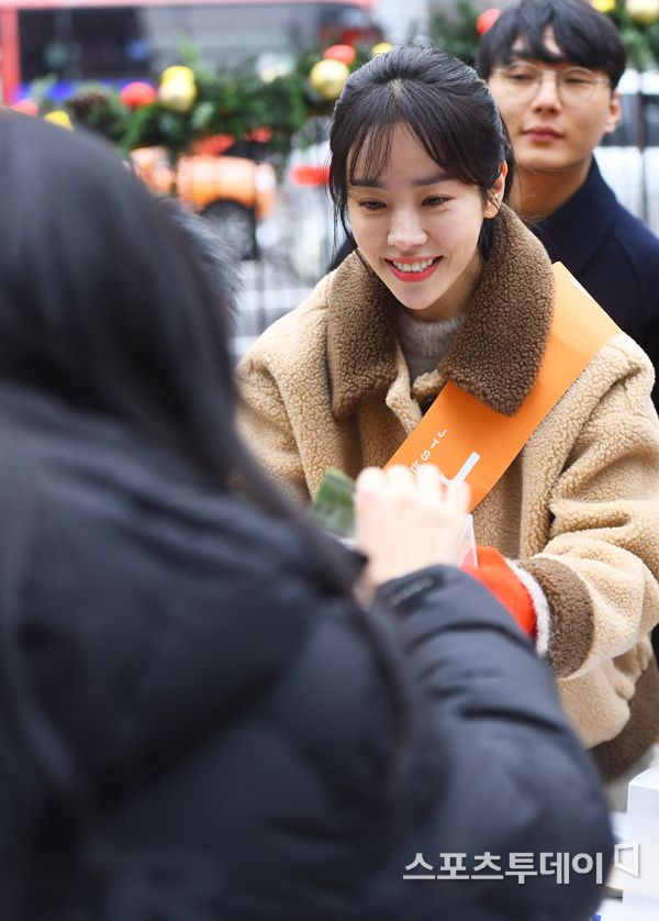 JTS Street Raising Event was held on the hill of the Gangnam station Seocho Wind in Seoul Seocho District on the afternoon of the 21st.Actor Han Ji-min, who attended the event, is working on the fundraising event. December 21, 2019