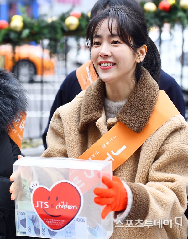 JTS Street Raising Event was held on the hill of Seocho Wind in Gangnam Station, Seoul Seocho District, on the afternoon of the 21st.Actor Han Ji-min, who attended the event, is working on the fundraising event. December 21, 2019