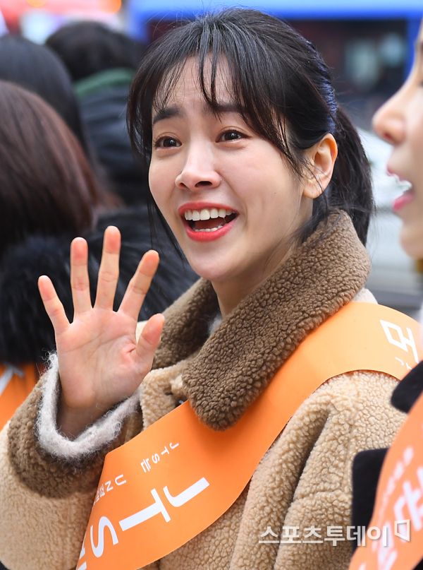 JTS Street Raising Event was held on the hill of the Gangnam station Seocho Wind in Seoul Seocho District on the afternoon of the 21st.Actor Han Ji-min, who attended the event, greets fans. December 21, 2019