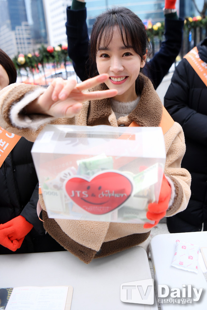 Actor Han Ji-min attended the JTS Street Fundraising Campaign held near Gangnam Station in Seoul on the afternoon of the 21st.On this day, writers Noh Hee-kyung, Actor Bae Jong-ok, Han Hyo-joo, Yoon Soi, Seo Ji-hye, Im Se-mi, Park Hwan-hee and Han Hyun-min went out to the streets for the global village I-DLE,Noh Hee-kyung, who has been leading the event since 2004, said, With our little Sui Gu, someone goes to school, someone gets sick, someone gets life.This is why we should never stop this small Sui Gu.This street funding is organized by the UN International Relief Organization, JTS (Join Together Society), and is hosted and hosted by YG Entertainment, a social service group of broadcasters, theater, culture and artists.The theme of street funding is Be a mother of starving global I-DLE.YG Entertainment was provided to support I-DLE, which is suffering from chronic malnutrition and is dying because it can not be treated with simple diseases, to support milk powder, baby food and medicines.[JTS Street Fundraising Campaign