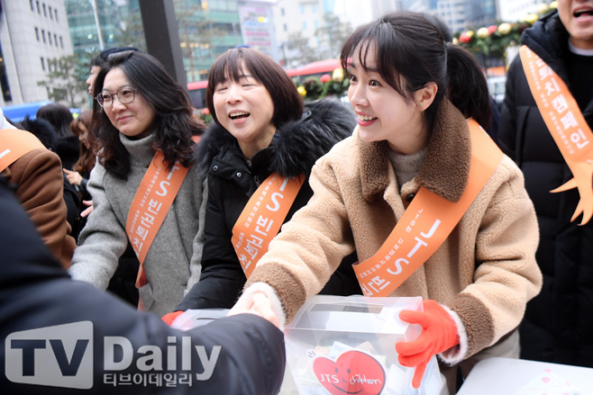 Actor Han Ji-min attended the JTS Street Fundraising Campaign held near Gangnam Station in Seoul on the afternoon of the 21st.On this day, the artist Noh Hee-kyung, actors Bae Jong-ok, Han Hyo-joo, Yoon Soi, Seo Ji-hye, Im Se-mi, Park Hwan-hee and Han Hyun-min went out to the streets for the global village I-DLE starving entertainers.Noh Hee-kyung, who has been leading the event since 2004, said, With our little Sui Gu, someone goes to school, someone gets sick, someone gets life.This is why we should never stop this small Sui Gu.This street funding is organized by the UN International Relief Organization, JTS (Join Together Society), and is hosted and hosted by YG Entertainment, a social service group of broadcasters, theater, culture and artists.The theme of street funding is Be a mother of starving global I-DLE.YG Entertainment was provided to support I-DLE, which is suffering from chronic malnutrition and is dying because it can not be treated with simple diseases, to support milk powder, baby food and medicines.[JTS Street Fundraising Campaign