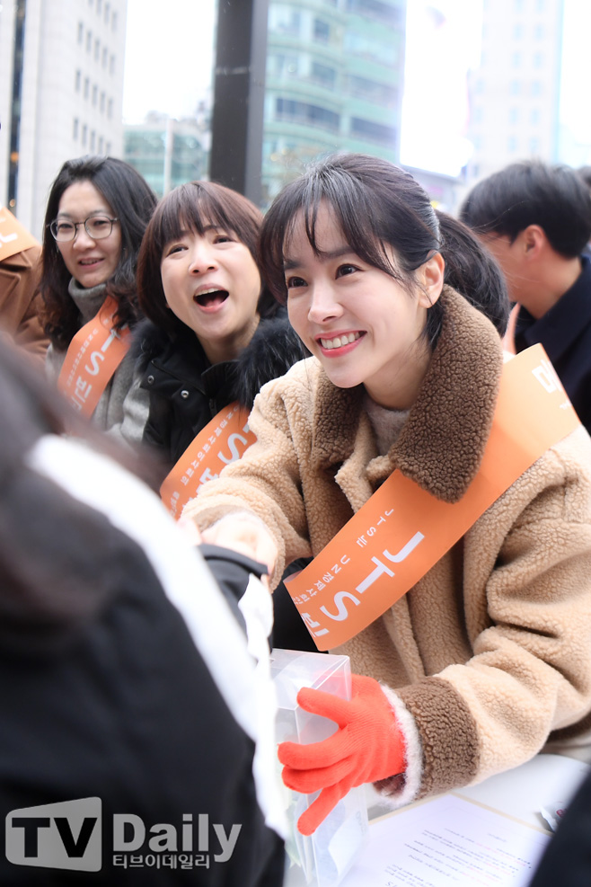 Actor Han Ji-min attended the JTS Street Fundraising Campaign held near Gangnam Station in Seoul on the afternoon of the 21st.On this day, the artist Noh Hee-kyung, actors Bae Jong-ok, Han Hyo-joo, Yoon Soi, Seo Ji-hye, Im Se-mi, Park Hwan-hee and Han Hyun-min went out to the streets for the global village I-DLE starving entertainers.Noh Hee-kyung, who has been leading the event since 2004, said, With our little Sui Gu, someone goes to school, someone gets sick, someone gets life.This is why we should never stop this small Sui Gu.This street funding is organized by the UN International Relief Organization, JTS (Join Together Society), and is hosted and hosted by YG Entertainment, a social service group of broadcasters, theater, culture and artists.The theme of street funding is Be a mother of starving global I-DLE.YG Entertainment was provided to support I-DLE, which is suffering from chronic malnutrition and is dying because it can not be treated with simple diseases, to support milk powder, baby food and medicines.[JTS Street Fundraising Campaign