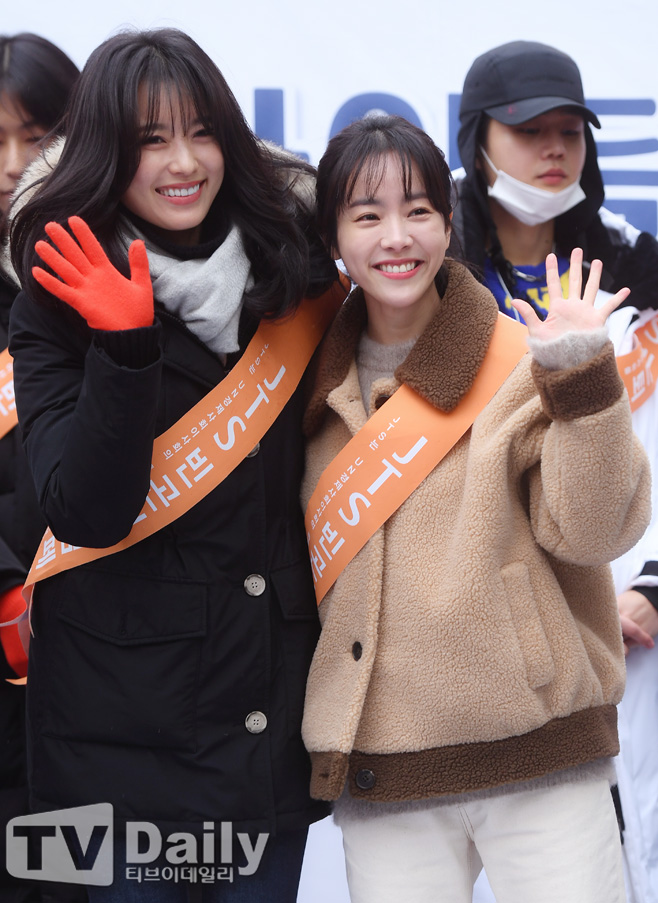 Actors Han Hyo-joo and Han Ji-min attended the JTS Street Fundraising Campaign held near Gangnam Station in Seoul on the afternoon of the 21st.On this day, the artist Noh Hee-kyung, actors Han Hyo-joo, Yoon Soi, Im Semi, Park Hwan Hee and Han Hyun Min went out to the streets for the global village I-DLE where entertainer Fundraising angels are starving.Noh Hee-kyung, who has been leading the event since 2004, said, With our little Sui Gu, someone goes to school, someone gets sick, someone gets life.This is why we should never stop this small Sui Gu.This street funding is organized by the UN International Relief Organization, JTS (Join Together Society), and is hosted and hosted by YG Entertainment, a social service group of broadcasters, theater, culture and artists.The theme of street funding is Be a mother of starving global I-DLE.YG Entertainment was provided to support I-DLE, which is suffering from chronic malnutrition and is dying because it can not be treated with simple diseases, to support milk powder, baby food and medicines.[JTS Street Fundraising Campaign