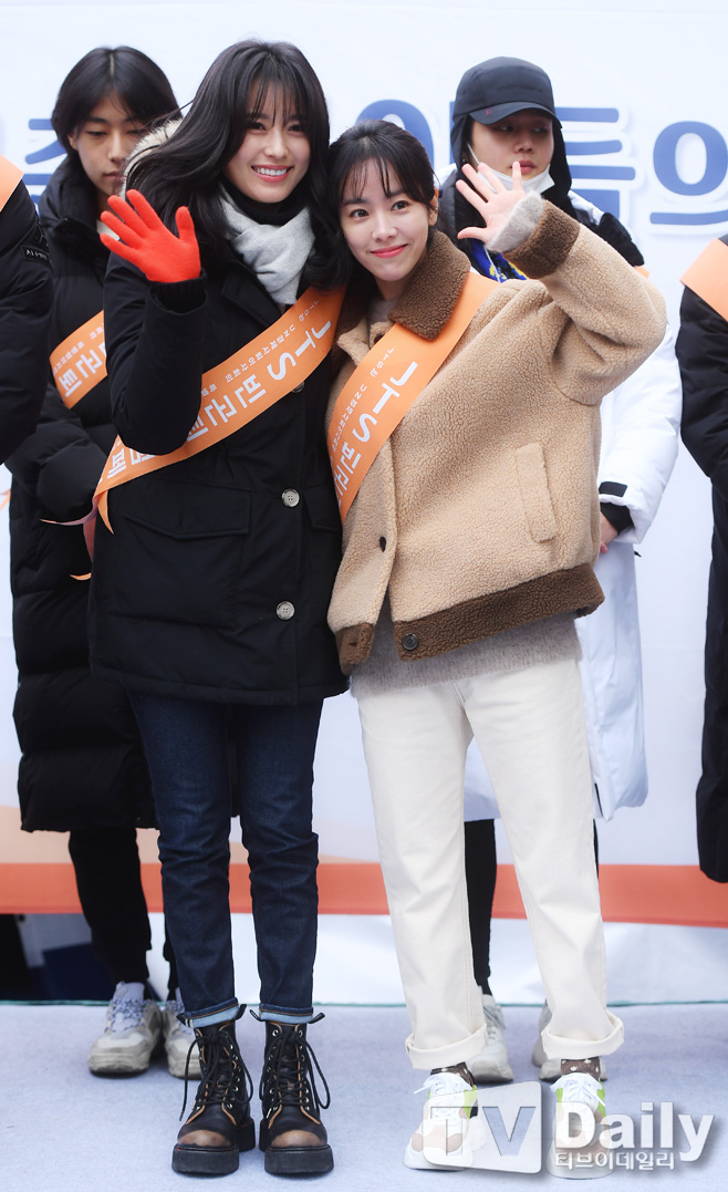 Actor Han Hyo-joo and Han Ji-min attended the JTS Street Fundraising Campaign held near Gangnam Station in Seoul on the afternoon of the 21st.On this day, writers Noh Hee-kyung, Actor Han Hyo-joo, Yoon Soi, Im Semi, Park Hwan Hee and Han Hyun Min took to the streets for the global village I-DLE starving entertainer Fundraising angels.Noh Hee-kyung, who has been leading the event since 2004, said, With our little Sui Gu, someone goes to school, someone gets sick, someone gets life.This is why we should never stop this small Sui Gu.This street funding is organized by the UN International Relief Organization, JTS (Join Together Society), and is hosted and hosted by YG Entertainment, a social service group of broadcasters, theater, culture and artists.The theme of street funding is Be a mother of starving global I-DLE.YG Entertainment was provided to support I-DLE, which is suffering from chronic malnutrition and is dying because it can not be treated with simple diseases, to support milk powder, baby food and medicines.[JTS Street Fundraising Campaign