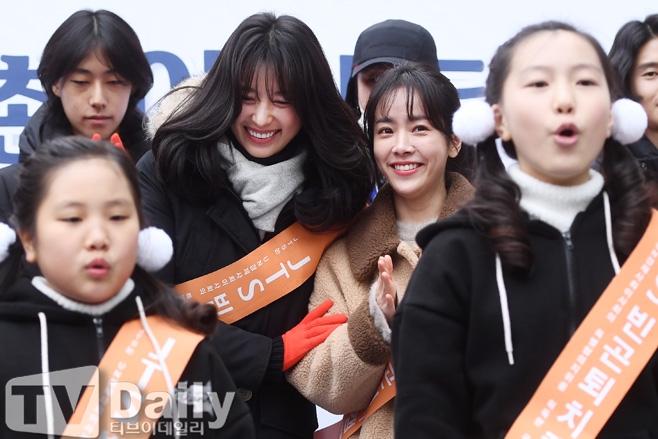 Actor Han Hyo-joo and Han Ji-min attended the JTS Street Fundraising Campaign held near Gangnam Station in Seoul on the afternoon of the 21st.On this day, writers Noh Hee-kyung, Actor Han Hyo-joo, Yoon Soi, Im Semi, Park Hwan Hee and Han Hyun Min took to the streets for the global village I-DLE starving entertainer Fundraising angels.Noh Hee-kyung, who has been leading the event since 2004, said, With our little Sui Gu, someone goes to school, someone gets sick, someone gets life.This is why we should never stop this small Sui Gu.This street funding is organized by the UN International Relief Organization, JTS (Join Together Society), and is hosted and hosted by YG Entertainment, a social service group of broadcasters, theater, culture and artists.The theme of street funding is Be a mother of starving global I-DLE.YG Entertainment was provided to support I-DLE, which is suffering from chronic malnutrition and is dying because it can not be treated with simple diseases, to support milk powder, baby food and medicines.[JTS Street Fundraising Campaign