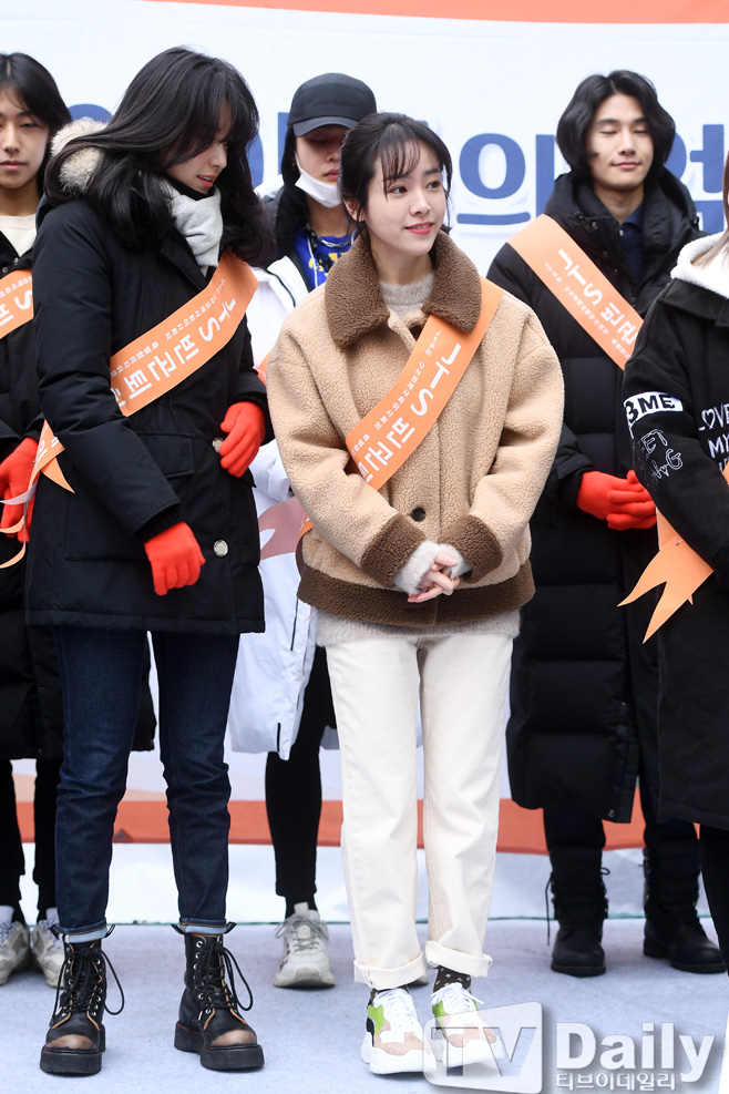 Actor Han Ji-min attended the JTS Street Fundraising Campaign held near Gangnam Station in Seoul on the afternoon of the 21st.On this day, writers Noh Hee-kyung, Actor Han Hyo-joo, Yoon Soi, Im Semi, Park Hwan-hee and Han Hyun-min went out to the streets for the global village I-DLE, where entertainer Fundraising angels are hungry.Noh Hee-kyung, who has been leading the event since 2004, said, With our little Sui Gu, someone goes to school, someone gets sick, someone gets life.This is why we should never stop this small Sui Gu.This street funding is organized by the UN International Relief Organization, JTS (Join Together Society), and is hosted and hosted by YG Entertainment, a social service group of broadcasters, theater, culture and artists.The theme of street funding is Be a mother of starving global I-DLE.YG Entertainment was provided to support I-DLE, which is suffering from chronic malnutrition and is dying because it can not be treated with simple diseases, to support milk powder, baby food and medicines.JTS Street Fundraising Campaign